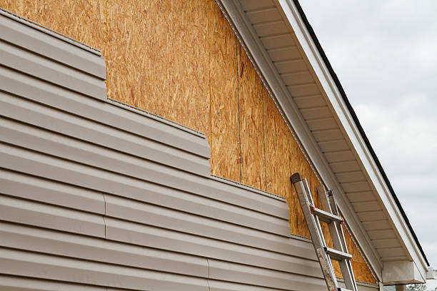 Professional Siding Installation technician working in Barnesville, MD